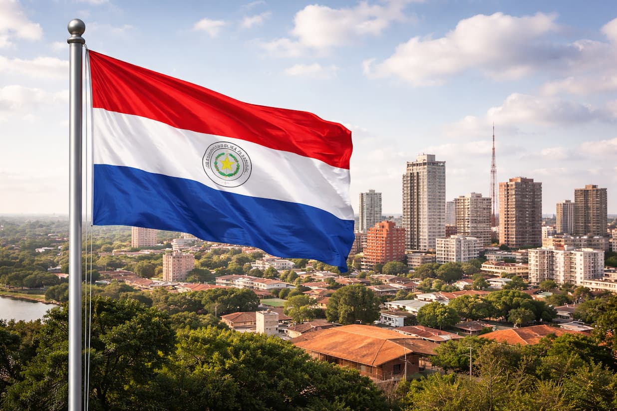 Vista de Asunción con la bandera de Paraguay